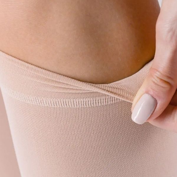 Гольфи жіночі компресійні Venoflex Micro 2 клас з закритим носком, карамельні, подовжені